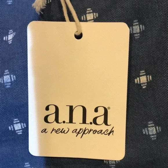 NWT a.n.a. A New Approach Women's Blue Print Mid-Rise Twill Shorts Sz 8 - Picture 5 of 6